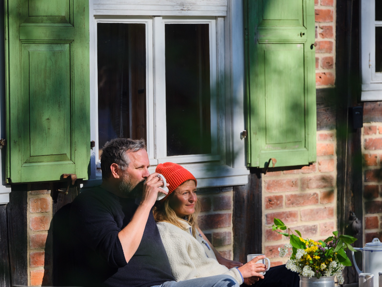 Peter mit Gästen vor dem historischen Klosterforsthaus