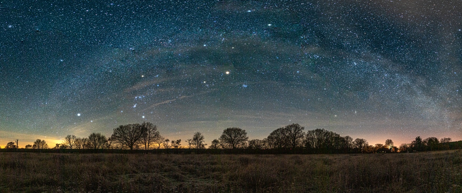 Weite nächtliche Landschaft unter dem Sternenhimmel